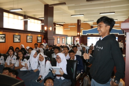 pengunjung sedang menyaksikan pemutaran video tentang DItjen Perbendaharaan