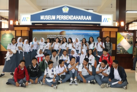 foto bersama di depan Museum Perbendaharaan
