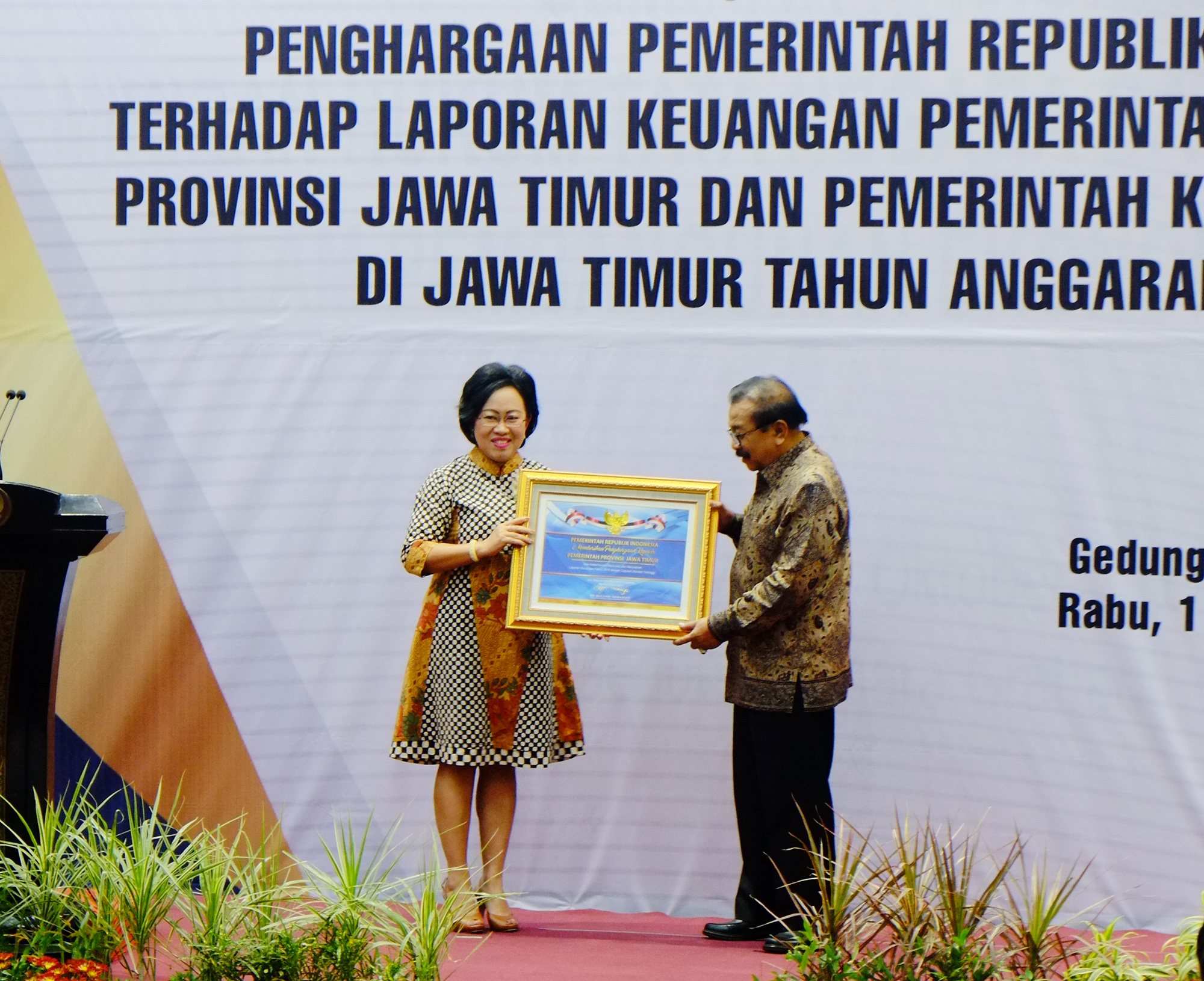 Penyerahan piagam WTP kepada Gub. Jawa Timur