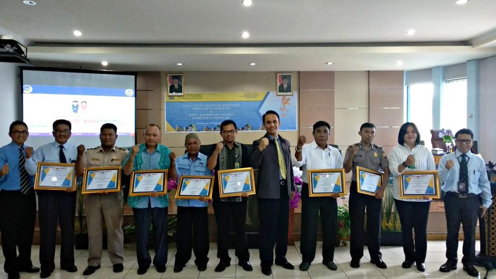 foto bersama penerima penghargaan