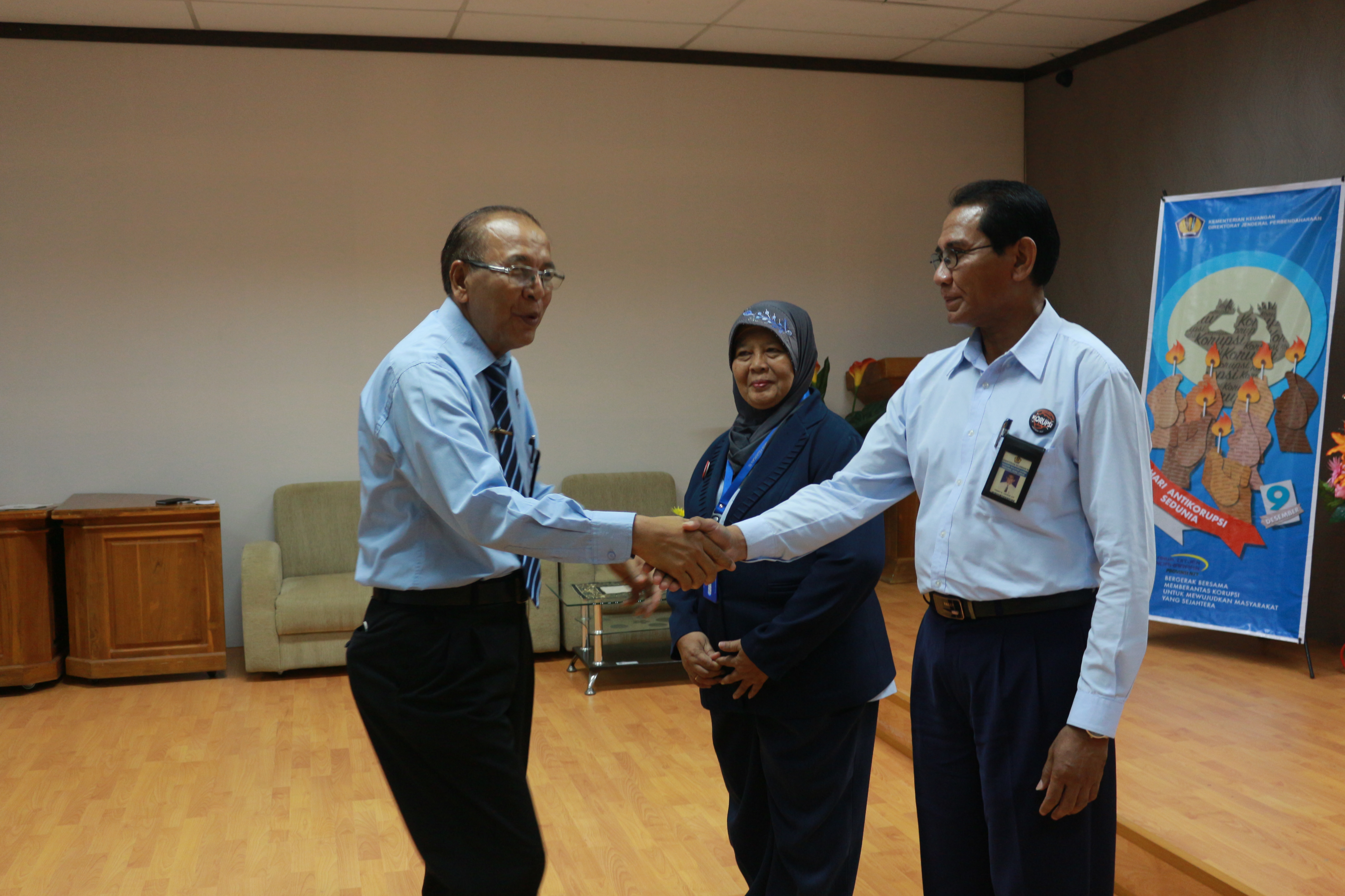 Penyematan Pin Anti-Korupsi secara Simbolis oleh Bpk. I Nengah Gradug kepada perwakilan pegawai