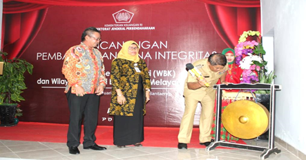 Bupati Bulukumba, Andi Sukri A. Sappewali, saat meresmikan pencanangan Zona Integritas Menuju WBK/WBBM