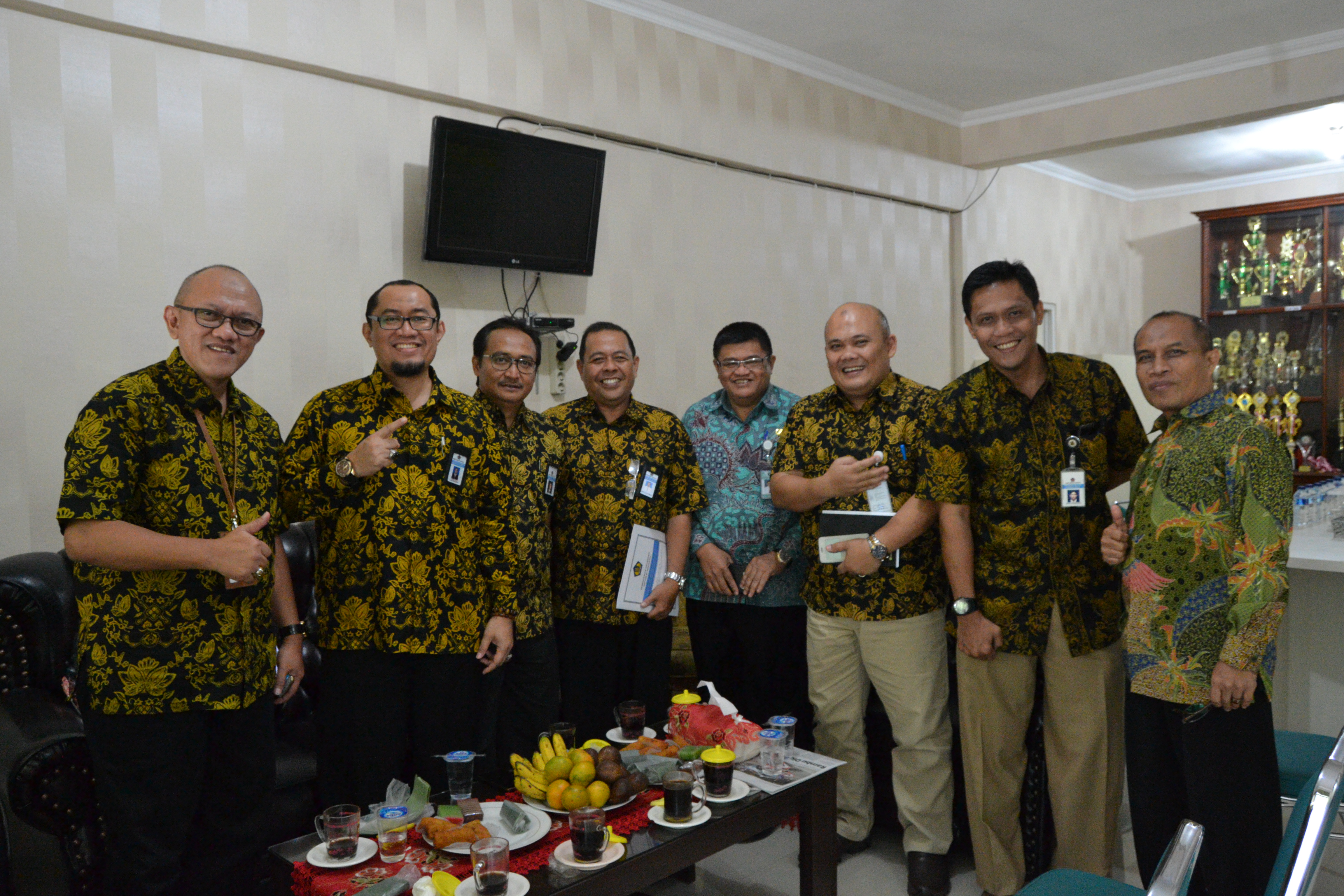 Kepala KPPN Jakarta I,II,IV,VI, KPH dan KI  foto bersama Kepala MAN 3 Jakarta beserta Jajaran