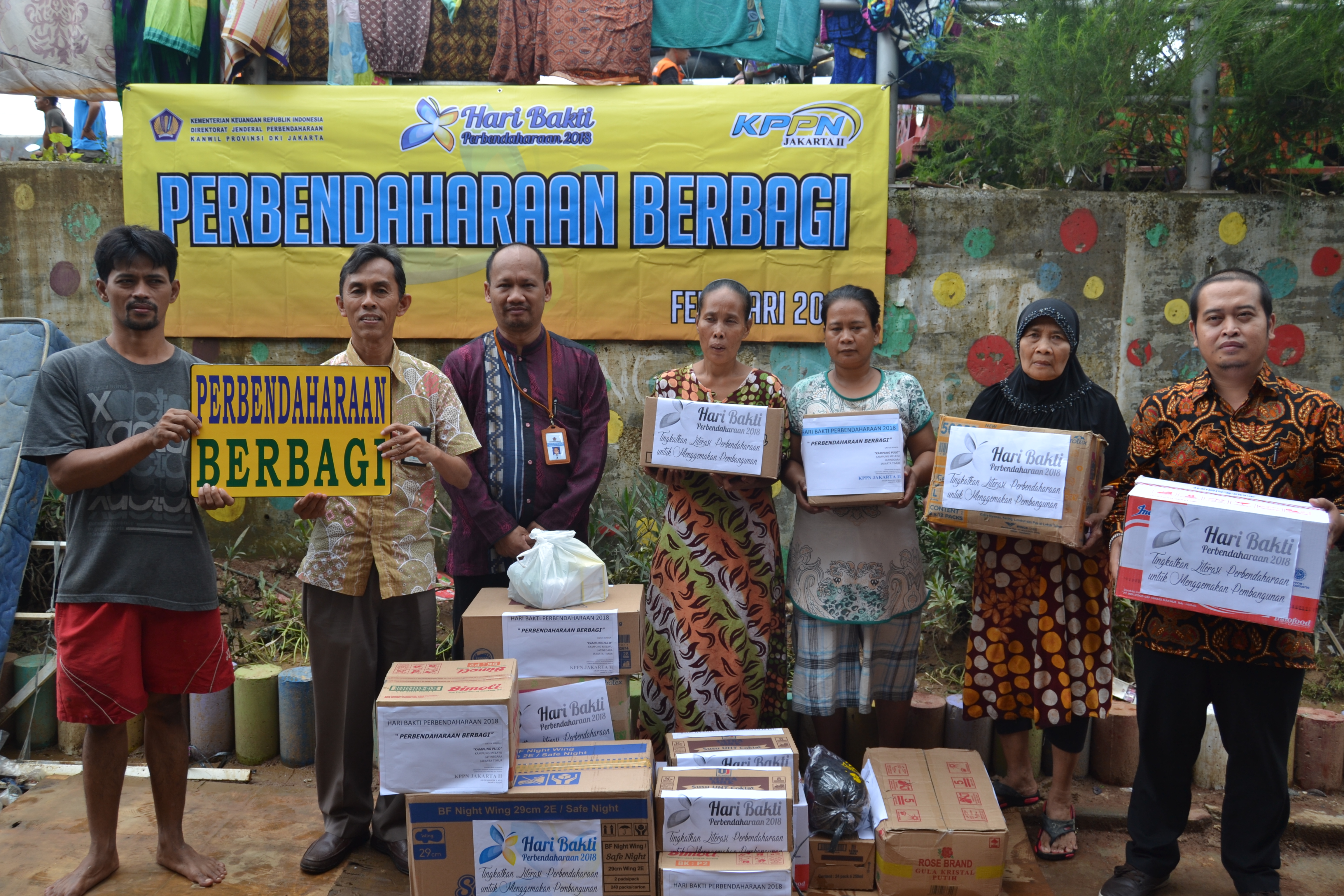 Penyerahan Bantuan Makanan, Minuman dan obat-obatan dari KPPN Jakarta II kepada warga Kampung Pulo, Kampung Melayu, Jakarta Timur