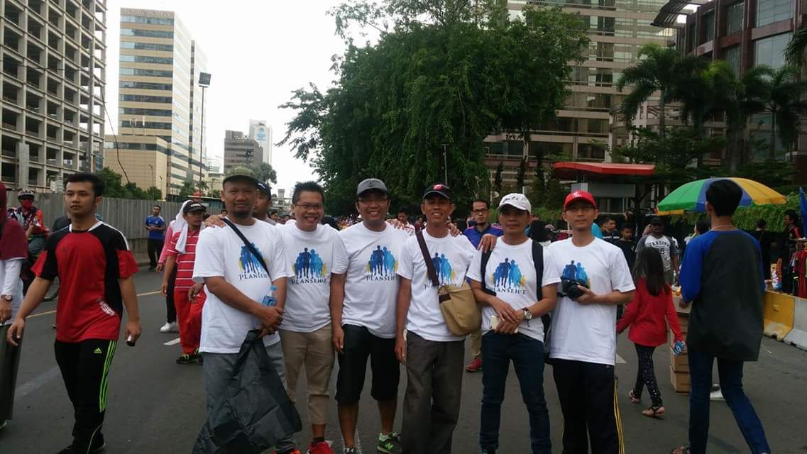 Pegawai KPPN Jakarta II peduli lingkungan dengan memungut  sampah di area car free day jalan MH Thamrin Jakarta