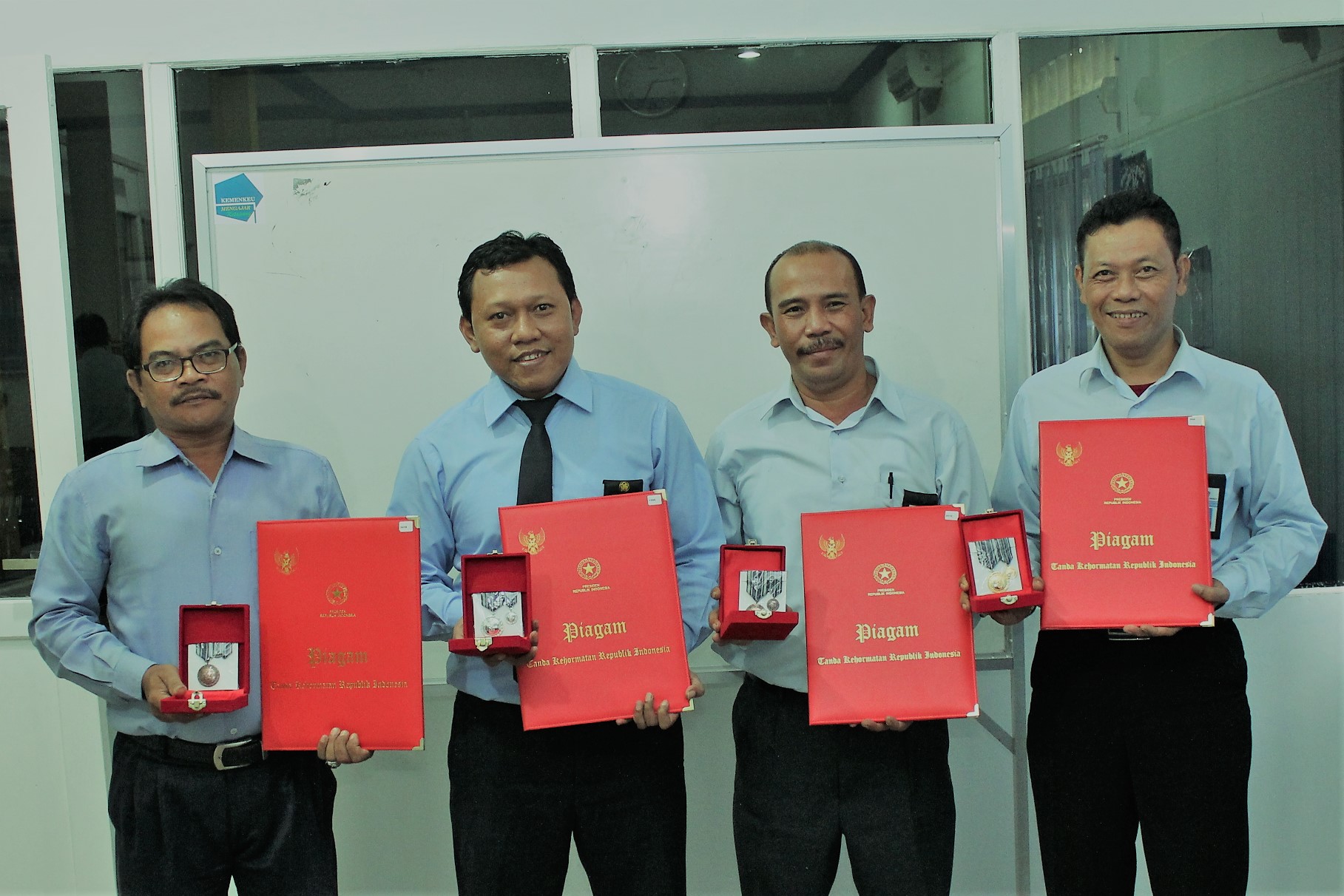 Para penerima penghargaan Satyalencana (Dari kiri-kanan: Hademan, Adi Prasetyo, Harsono, Priyo Yuwono)