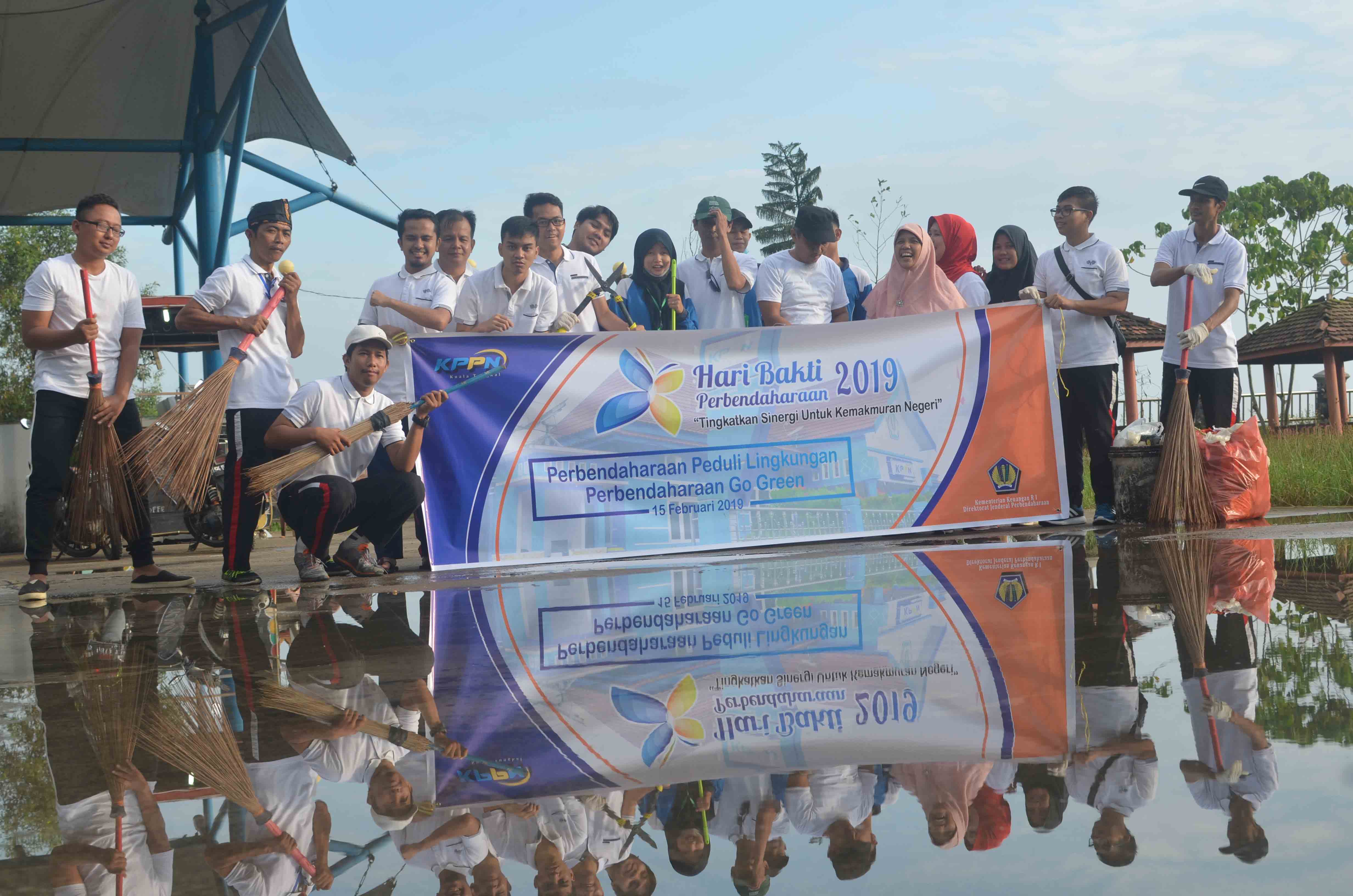 Seluruh Pegawai, PPNPN dan Siswa/i PKL KPPN Kuala Tungkal berfoto bersama setelah melakukan Perbendaharaan Peduli Lingkungan di Ancol Beach, Kuala Tungkal (15/2)