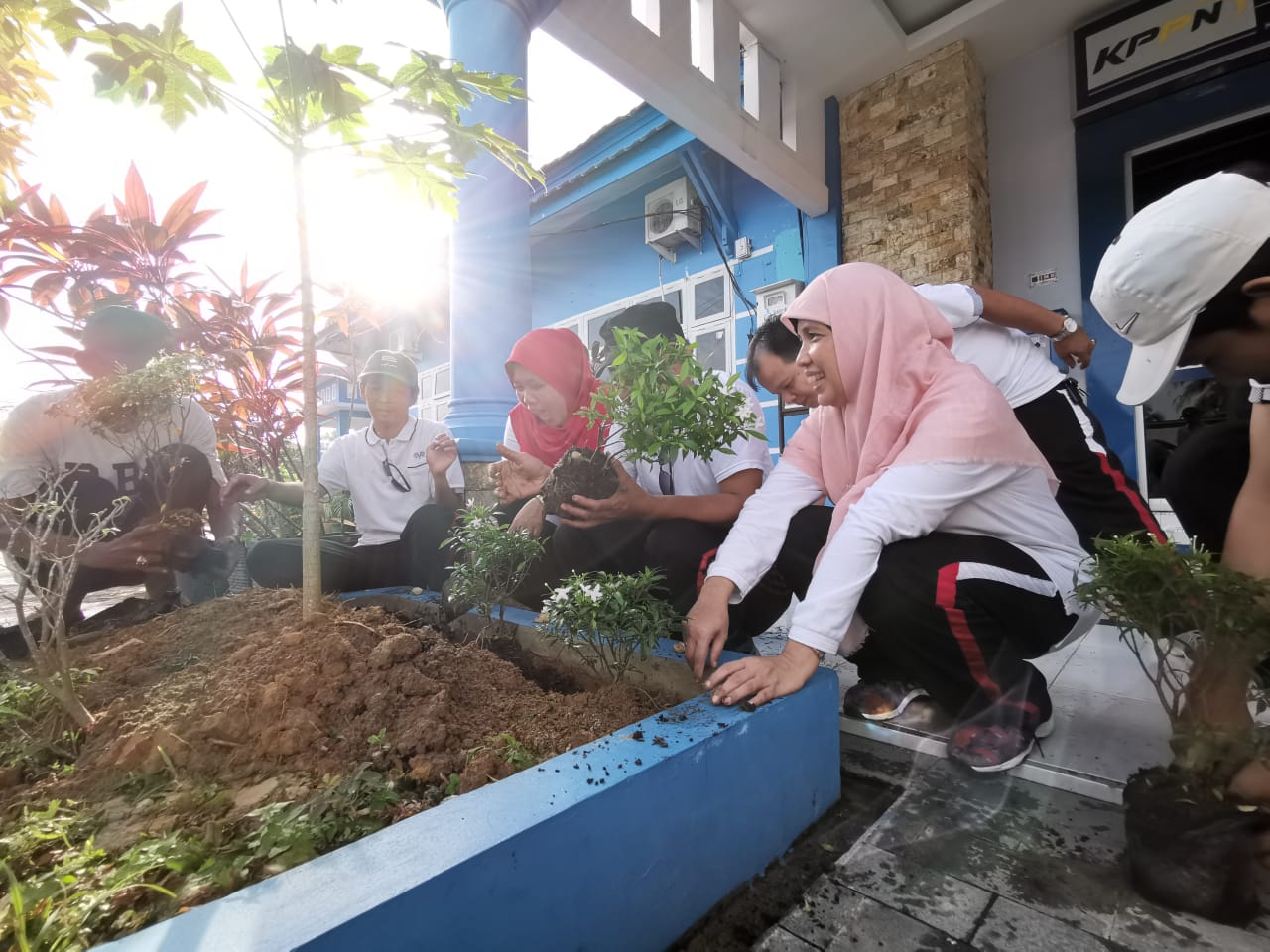 Pejabat KPPN Kuala Tungkal menanam pohon di Halaman KPPN Kuala Tungkal dalam rangka Perbendaharaan Go Green (15/2)