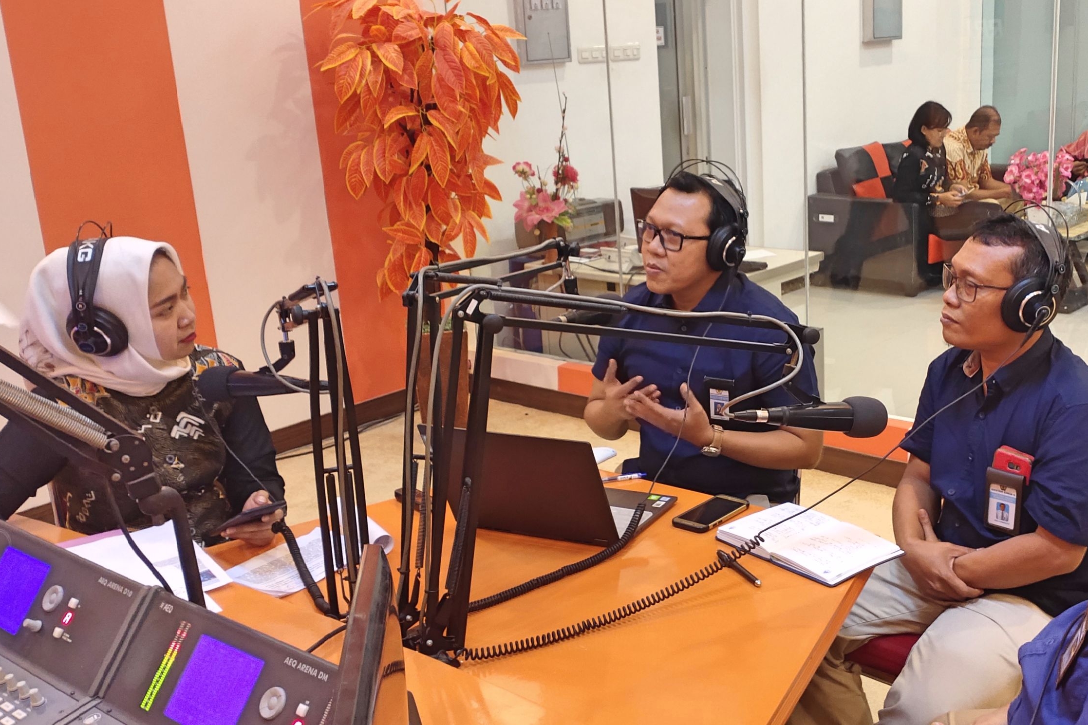 KPPN Makassar II - Dialog Interaktif Penyebarluasan Program Zona Integritas menuju WBK / WBBM di RRI Makassar