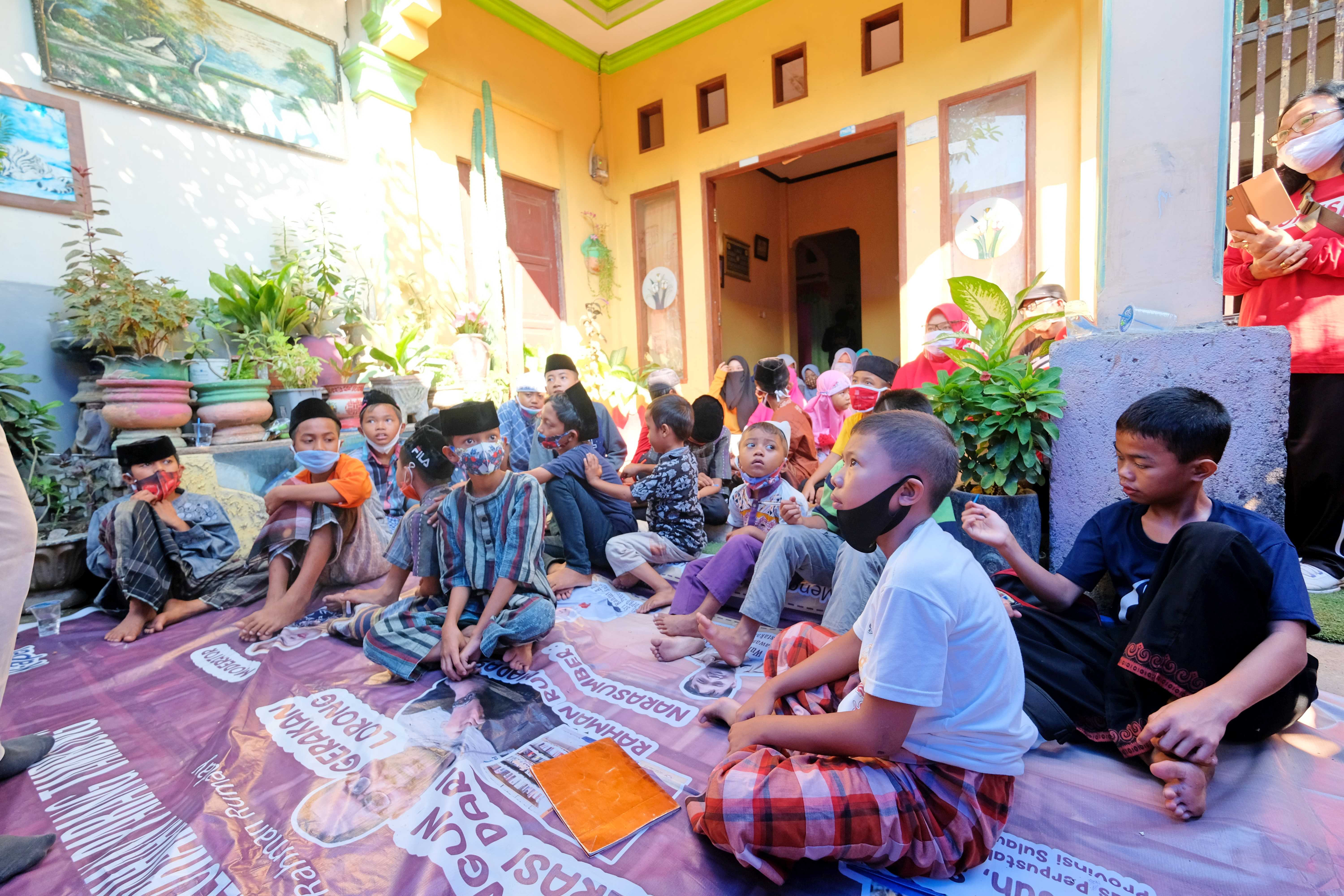 Community Service KPPN Makassar II di Komunitas Anak pelangi, Lorong pelangi, dan Perpustakaan Lorong di Parang Tambung