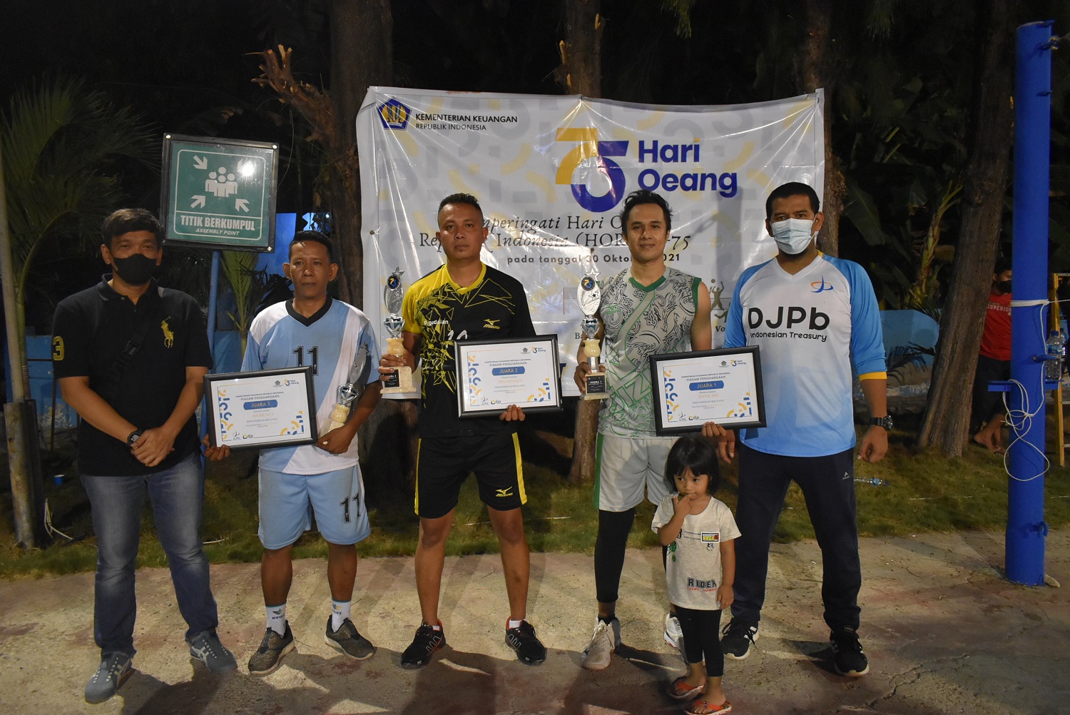 Penyerahan Piagam dan Piala Voli